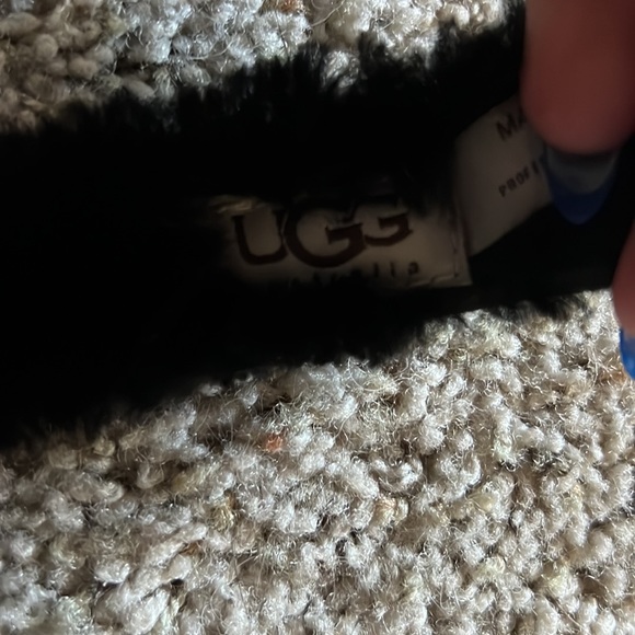 UGG headphone earmuffs never worn. Just needs an AUX cord to plug in - Picture 3 of 4